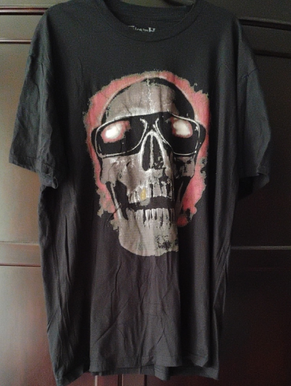 Men's Black Short-Sleeve Skull Graphic Tee with Pink Accent